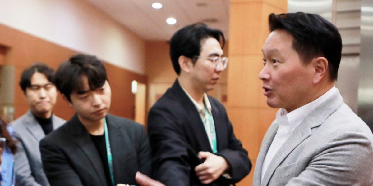 최태원 “삼성도 AI에서 좋은 성과 낼 것, SK보다 기술과 자원 더 많아”