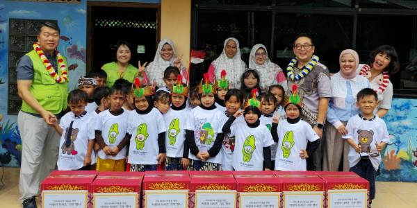 KB국민카드, 인니·태국·캄보디아 취약 가정 어린이에게 기부 물품 전달