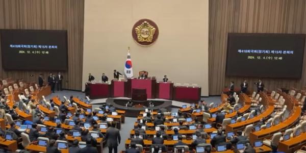 여야 의원 국회 본회의장에, 우원식 