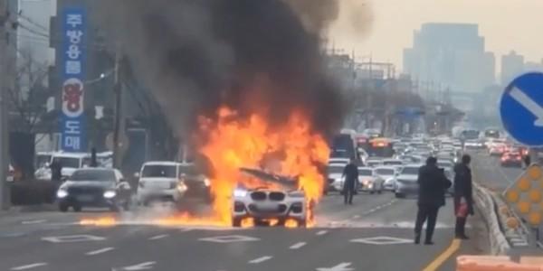 분당 대왕판교로서 정차 중이던 BMW 화재, 운전자 1명 대피