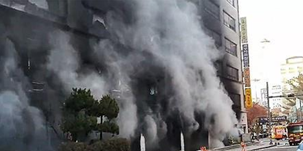 '창문으로 종이 날리며 살려달라' 분당 BYC빌딩 화재, 300여 명 무사 대피