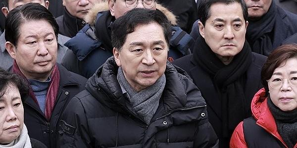 국힘 국회의원 30여명 '윤석열 체포 저지' 관저 집결, 헌정질서 침해 논란