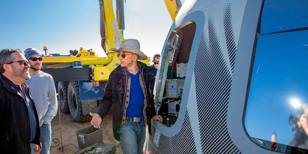 제프 베이조스 미디어사업서 트럼프에 '굴복', 아마존 블루오리진 수혜 노려