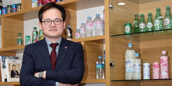 롯데칠성음료 '수익성 개선' 압박 속 대표 3연임 박윤기, 글로벌로 승부 본다 