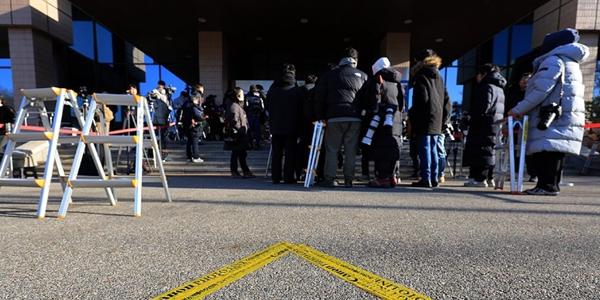 공조수사본부 '내란 수괴' 혐의 윤석열 체포, 공수처로 호송돼 조사 시작 