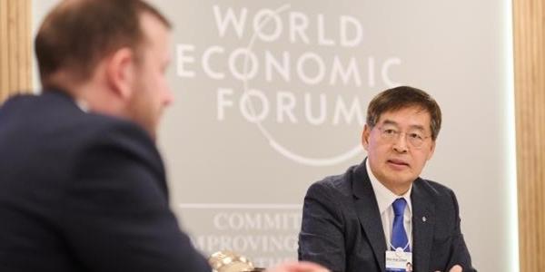 LG화학 신학철 다보스포럼 산업협의체 의장 연임, 