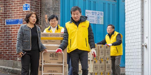 HDC 정몽규, 그룹 임직원들과 설 명절 맞아 용산 쪽방촌에서 봉사활동