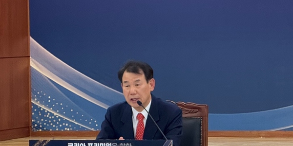  [현장] 한국거래소 이사장 <a href='https://www.businesspost.co.kr/BP?command=article_view&num=397941' class='human_link' style='text-decoration:underline' target='_blank'>정은보</a> '신뢰 받는 코스닥' 강조, "상장·폐지 요건 다 강화"