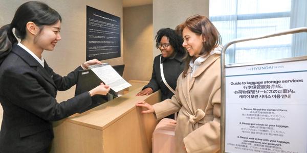 '156개 나라 외국인 방문' 더현대 서울, 외국인 관광객 쇼핑 편의 높여 