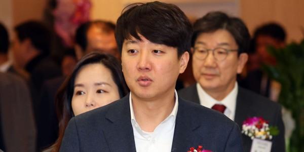 '세대교체·개혁' 외치며 대선 출마 이준석, 개혁신당 내홍에 리더십 위기