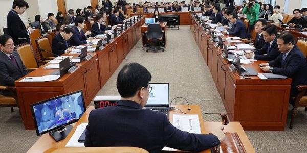 'K-칩스법안' 국회 기재위 통과, 담배사업법 개정안은 소위 문턱 못 넘어