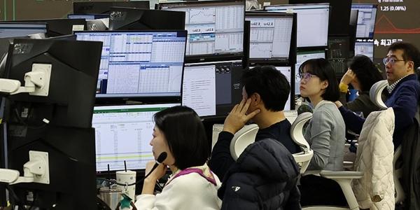 코스피 장중 외국인·기관 매도세에 약보합 2620선, 코스닥도 약보합 760선