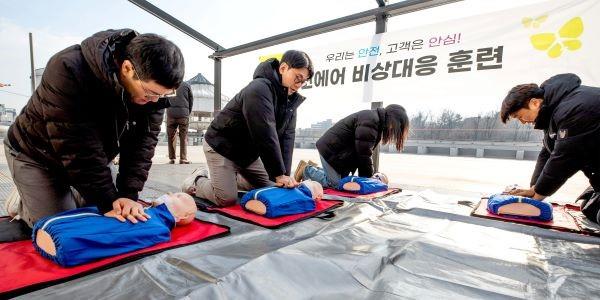 진에어 직원들, 공항서 의식 잃고 쓰러진 태국 승객 심폐소생술로 구해