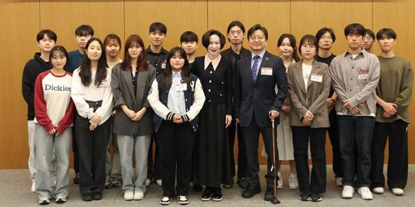 롯데장학재단, '2025년 상반기 신격호 롯데 희망장학금 전달식' 열어