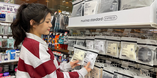 편의점 점포 늘어날 만큼 늘었다, 식품 넘어서 '패션·뷰티'로 파이 키운다