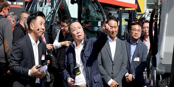 두산 회장 박정원 뮌헨 건설기계 전시회 방문, 