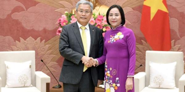 한전은 베트남 한수원은 카자흐스탄, 팀코리아 갈등 딛고 아시아 원전 수출 도전 활발