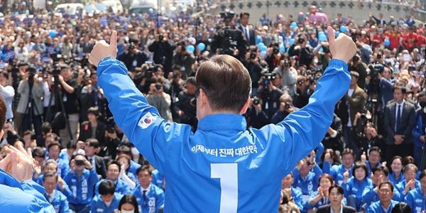 '오랜 준비' 이재명 vs '내홍 수습' 김문수, 선거운동 첫날 이렇게 달랐다