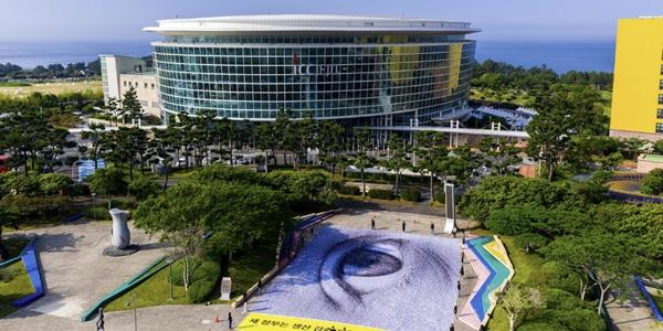 세계 환경단체들 환경의날 맞아 '제주서 거대한 눈동자' 설치, 