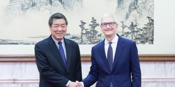 애플 중국에 AI 도입 승인 보류로 지연, 