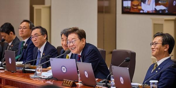 이재명 첫 국무회의서 해수부 부산 이전 빠른 준비 지시, 공정위 인력 충원도 