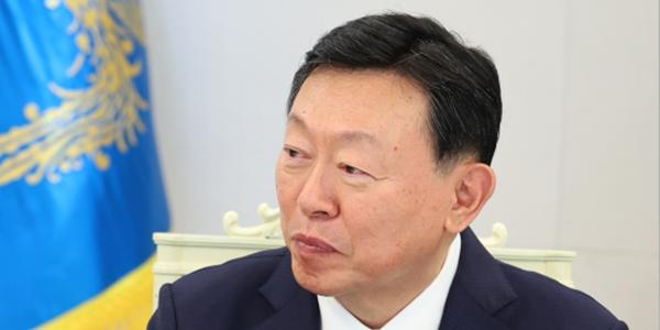 [씨저널] 한국 일본 롯데 계열사 20곳 겸직 신동빈, 경영성과와 견제장치도 뛰어넘는 연봉 1위
