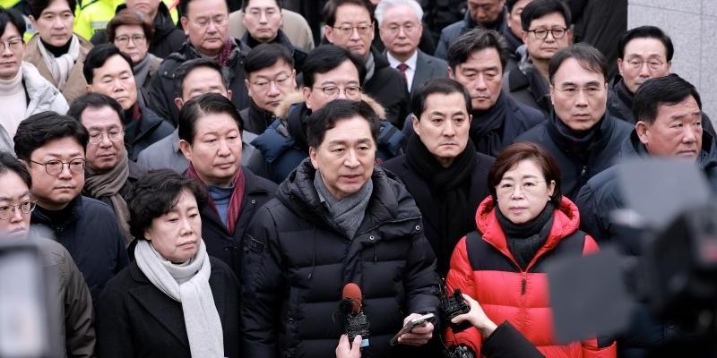 윤석열 124일 만에 재구속, 관저 몸으로 막던 44인 '찐윤'의 정치적 미래는?