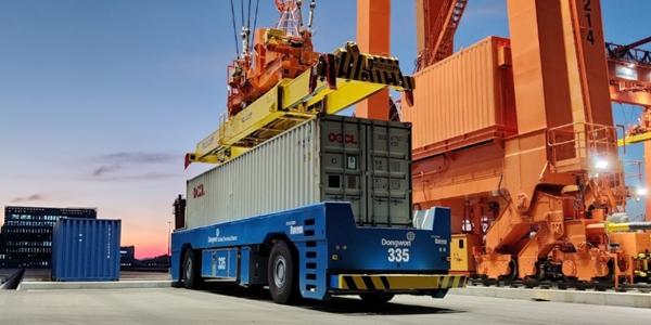 현대로템, 부산 신항에 항만 무인이송장비 57대 추가 공급