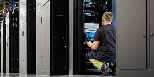 빅테크 '어닝시즌' 뒤 애플 주가에 위기 커져, 인공지능 투자 격차 벌어져