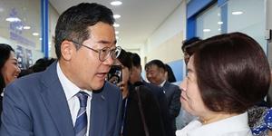 민주당 당대표 선출 하루 앞으로, 정청래 우세에 박찬대 막판 뒤집기 총력전