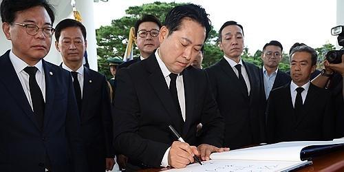 장동혁 국힘 당대표 첫 행보로 현충원 참배, 