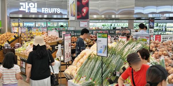 롯데마트 물가잡기 행사 '더핫' 열어, 시세 오른 광어 300g에 2만4800원