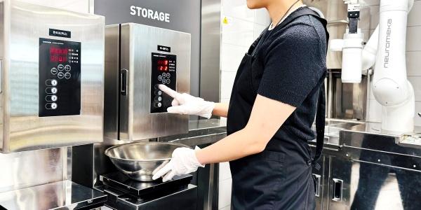 교촌치킨 반죽 로봇 전국 가맹점에 도입, 