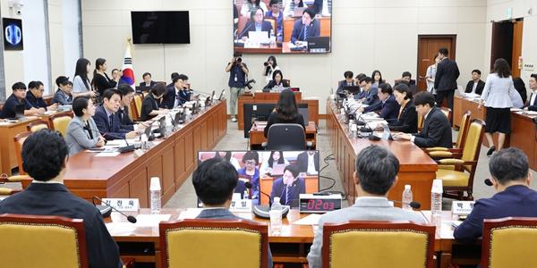 방통위 개편안 놓고 국회 공방 '팽팽', '확대 개편 시급' vs '졸속 추진'