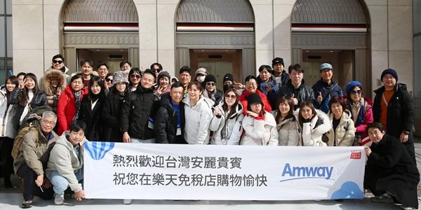 중국인 단체 관광객 무비자 입국 시작, 롯데면세점 명동점에 1700명 몰린다