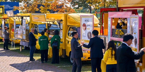 KB금융 2025 APEC CEO 서밋 현장지원 나서, 푸드트럭과 환전 버스 운영