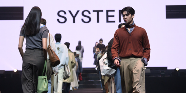 한섬 영업이익 반토막에도 배당은 '정주행', 지배구조 정점 <a href='https://www.businesspost.co.kr/BP?command=article_view&num=405144' class='human_link' style='text-decoration:underline' target='_blank'>정지선</a> 형제 '돈잔치'