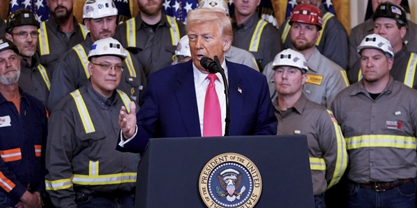 석탄은 깨끗하고 풍력발전은 고래 죽인다고? 트럼프 올해도 '반기후' 행보 이어지나