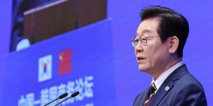 신한금융 회장 <a href='https://www.businesspost.co.kr/BP?command=article_view&num=401927' class='human_link' style='text-decoration:underline' target='_blank'>진옥동</a> 대통령 행사 '단골손님', 생산적금융 정책 기조 중심 잡는다