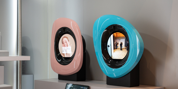 삼성디스플레이, CES2026서 'AI 펜던트·미러' 미래형 OLED 기기 선보여