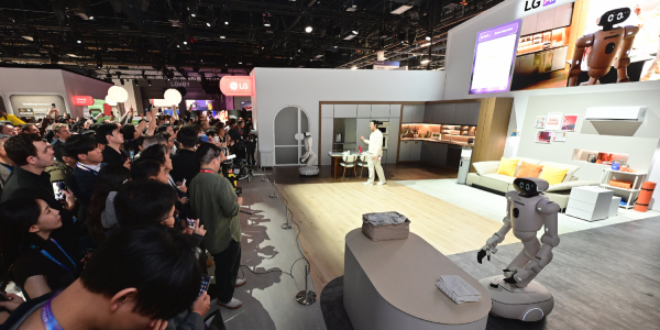 삼성전자 <a href='https://www.businesspost.co.kr/BP?command=article_view&num=420819' class='human_link' style='text-decoration:underline' target='_blank'>노태문</a> '제조혁신' LG전자 <a href='https://www.businesspost.co.kr/BP?command=article_view&num=411866' class='human_link' style='text-decoration:underline' target='_blank'>류재철</a> '가사 해방', CES 벼른 로봇 '승부수' 주목