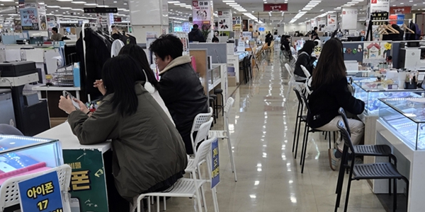 [현장] KT 위약금 면제에 가입자 쟁탈전, 신도림 테크노마트 지금 '페이백' 경쟁에 단말기 없어 못 판다