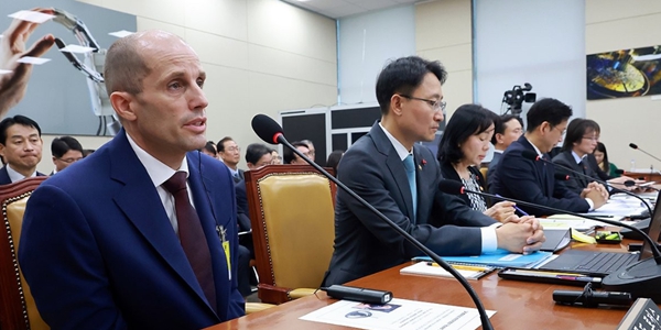 [2026 위기탈출 키맨③] '쿠팡 공화국'은 상처 한가득, <a href='https://www.businesspost.co.kr/BP?command=article_view&num=371162' class='human_link' style='text-decoration:underline' target='_blank'>김범석</a> 신뢰 회복 '골든타임' 째깍째깍