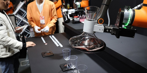 한화 3남 <a href='https://www.businesspost.co.kr/BP?command=article_view&num=348709' class='human_link' style='text-decoration:underline' target='_blank'>김동선</a> '홀로서기' 무대 마련, 호텔·백화점부터 테크까지 본 시험대 섰다