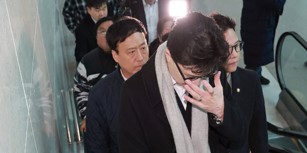 국힘 <a href='https://www.businesspost.co.kr/BP?command=article_view&num=385242' class='human_link' style='text-decoration:underline' target='_blank'>한동훈</a> 제명 열흘 연기, 그의 앞에 놓인 '네 갈래 길' 모두 쉽지 않아