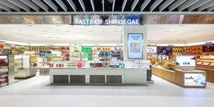 신세계면세점 시내점에 역량 집중, <a href='https://www.businesspost.co.kr/BP?command=article_view&num=336728' class='human_link' style='text-decoration:underline' target='_blank'>이석구</a> '스타벅스 경험' 살려 외국인 관광객 잡기 전력 