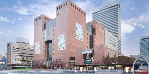 신세계 <a href='https://www.businesspost.co.kr/BP?command=article_view&num=381835' class='human_link' style='text-decoration:underline' target='_blank'>정유경</a> 차별화 전략 본궤도, 오프라인 고객 '고급 경험'  깊이 더한다