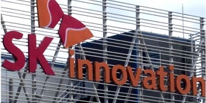 SK이노베이션 '빅배스 효과' 장밋빛 설계, <a href='https://www.businesspost.co.kr/BP?command=article_view&num=405316' class='human_link' style='text-decoration:underline' target='_blank'>장용호</a> 배터리 'SK온' 부진 장기화 해법 골몰