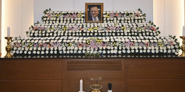 '기관·사회장' <a href='https://www.businesspost.co.kr/BP?command=article_view&num=159778' class='human_link' style='text-decoration:underline' target='_blank'>이해찬</a> 전 국무총리 영면, 장례로 보는 한국 정치사