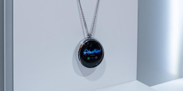 삼성디스플레이, CES2026서 'AI 펜던트·미러' 미래형 OLED 기기 선보여